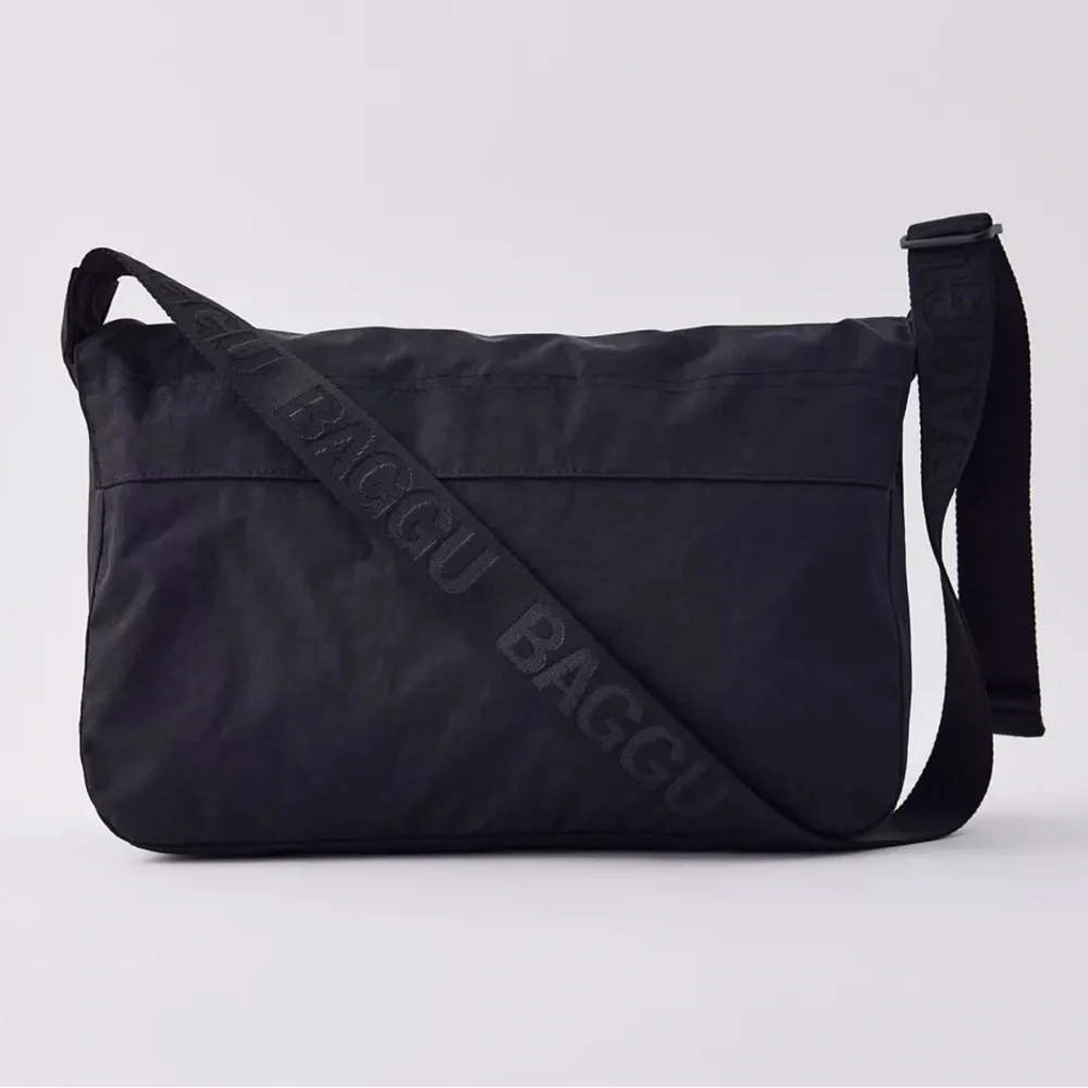 BAGGU Sport Messenger Bag- Black - Picture 3 of 5